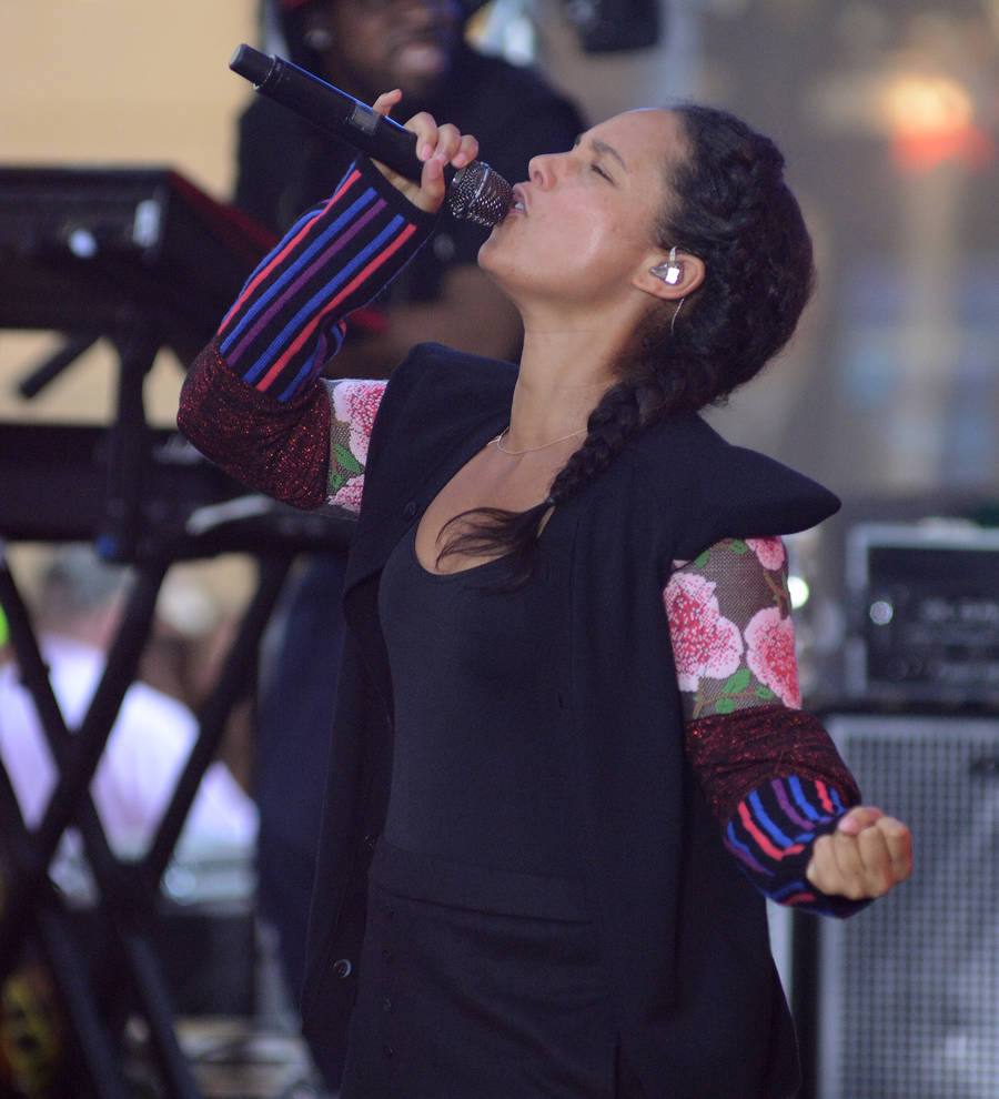 Alicia Keys and Jay Z shut down Times Square