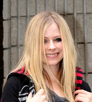 Avril Lavigne and Kate Hudson team up to perform at Foster's wedding reception