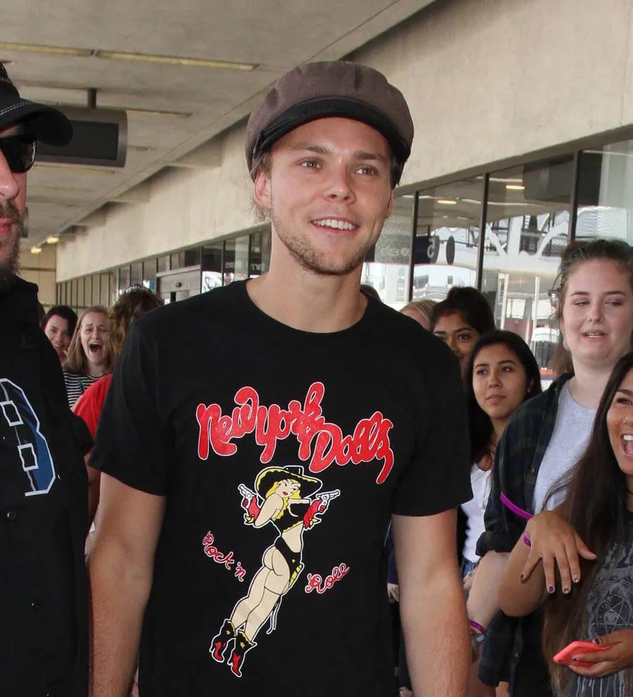 5SOS's Ashton Irwin rejected by newsreader