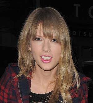 Taylor Swift almost impaled by Ed Sheeran's Hobbit sword