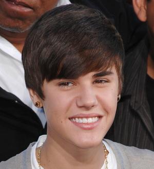 Bieber apologises to fans for airport dash