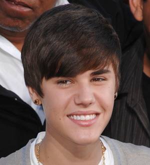 Bieber apologises to fans for airport dash