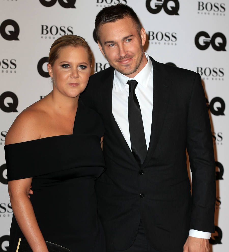 Amy Schumer comically smooches boyfriend on Kiss Cam