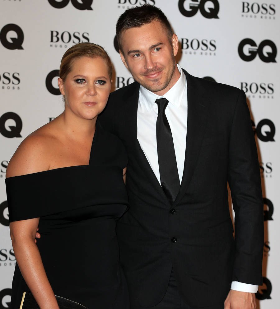 Amy Schumer comically smooches boyfriend on Kiss Cam