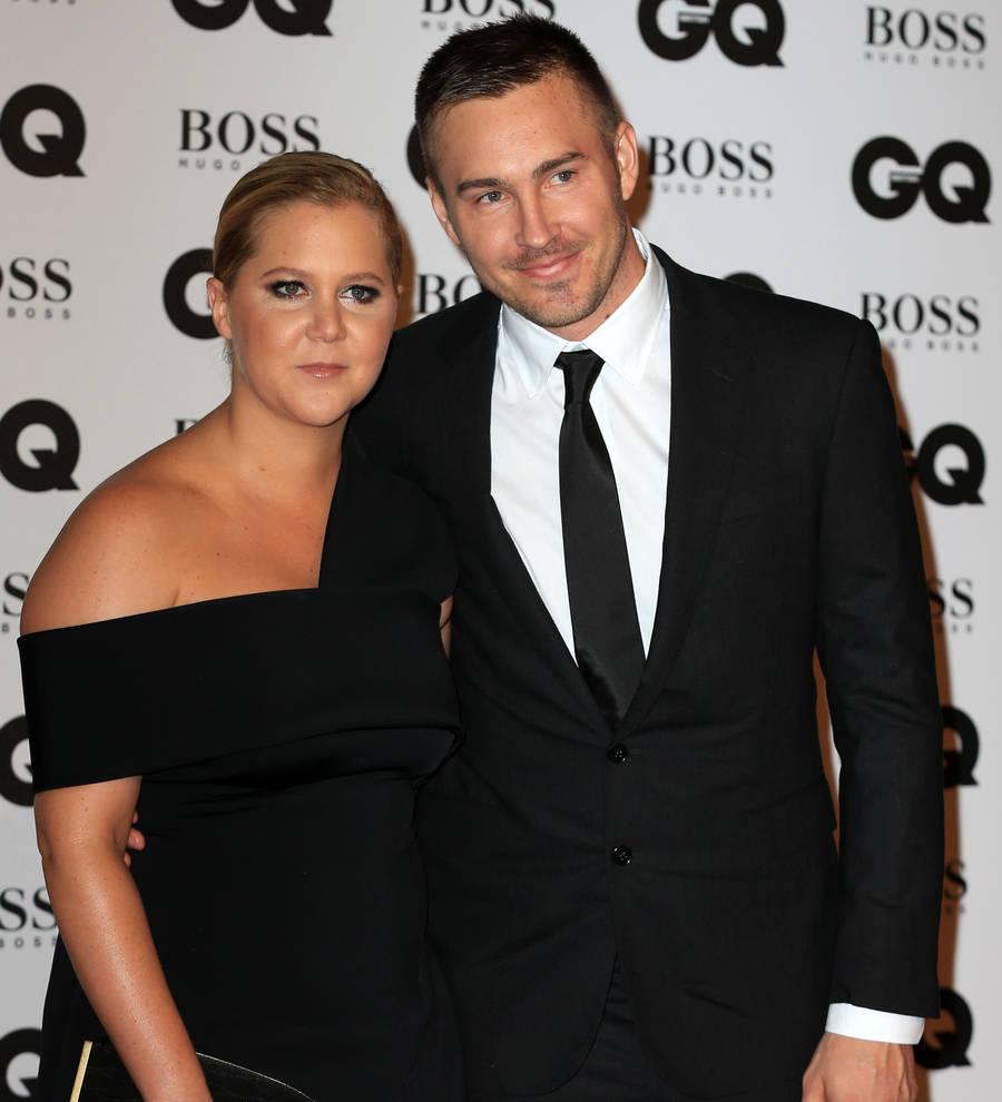 Amy Schumer comically smooches boyfriend on Kiss Cam