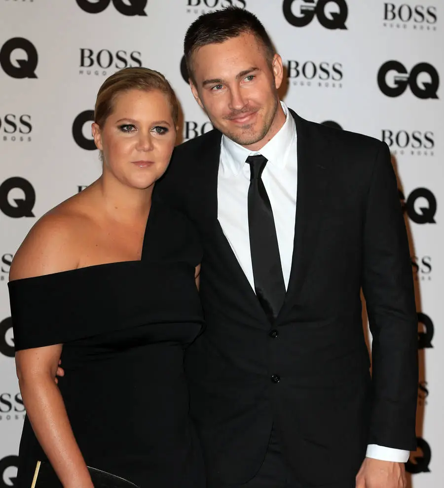 Amy Schumer comically smooches boyfriend on Kiss Cam