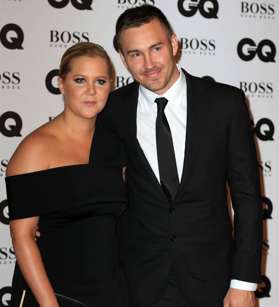 Amy Schumer comically smooches boyfriend on Kiss Cam