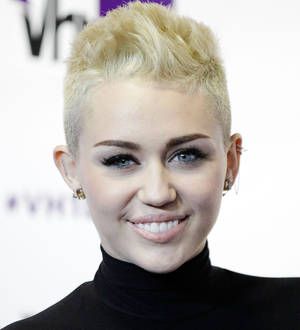 Miley Cyrus gets tattoo from Kat Von D