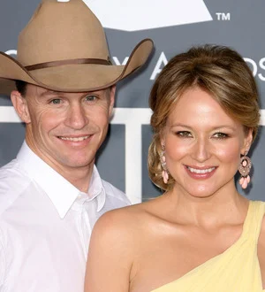 Jewel gives birth