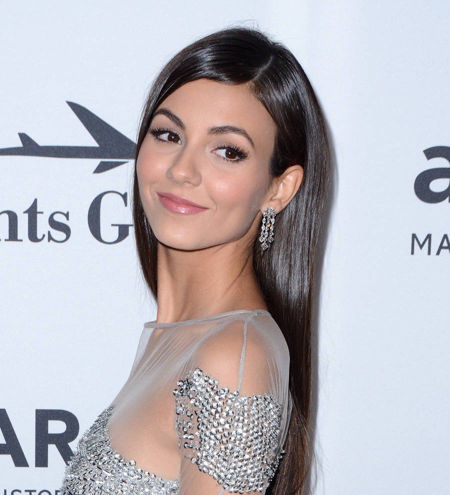 Victoria Justice urges Teen Choice Awards stars to 'dress appropriately'