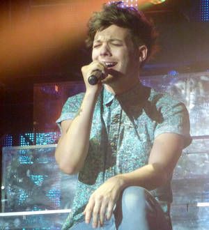 Louis Tomlinson struggling with sore knee