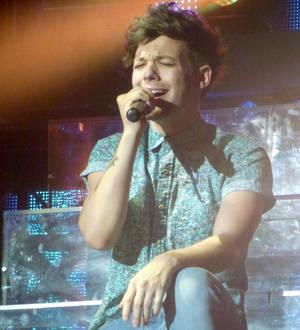 Louis Tomlinson struggling with sore knee