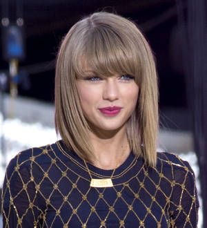 Taylor Swift sends early Christmas gifts to fans