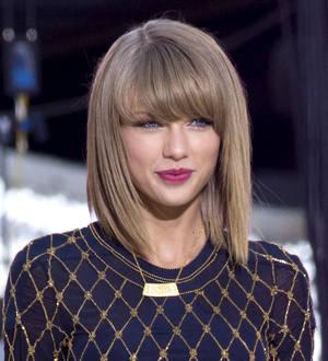Taylor Swift sends early Christmas gifts to fans