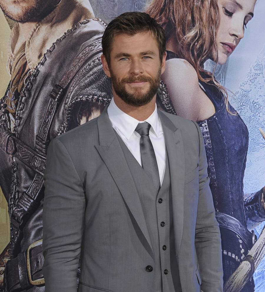 Chris Hemsworth apologizes for Native American costume