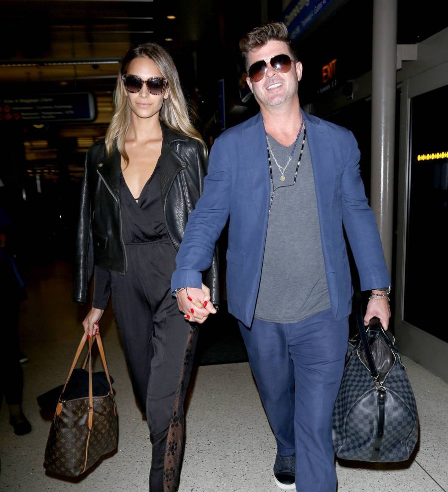 Robin Thicke's pregnant girlfriend counting down to baby