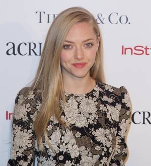 Amanda Seyfried treats American Airlines passengers to snacks