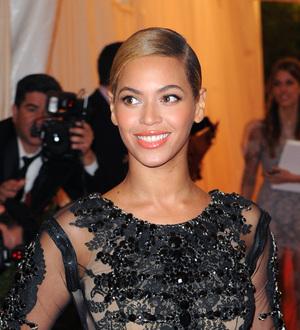 Beyonce pays tribute to Whitney as she returns to the stage