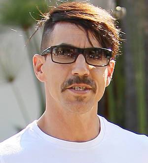 Anthony Kiedis brawls with guard outside hotel