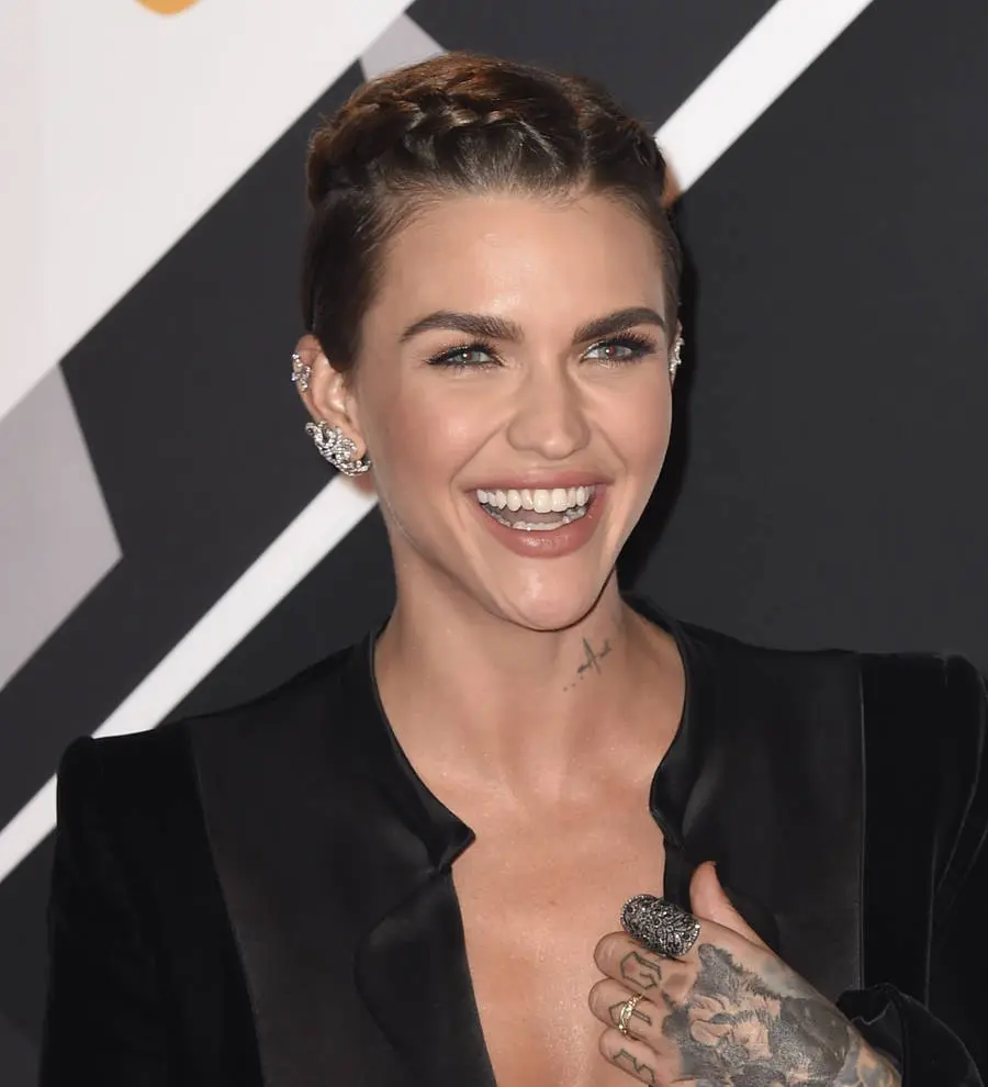 Ruby Rose stung by jellyfish