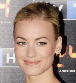 Yvonne Strahovski distances herself from nude photo scandal