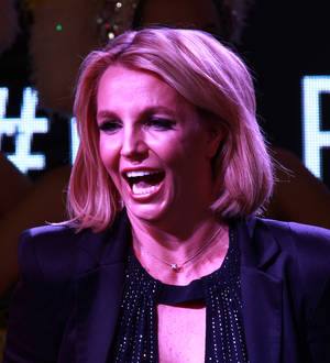 Britney Spears laughs off mean tweet on TV