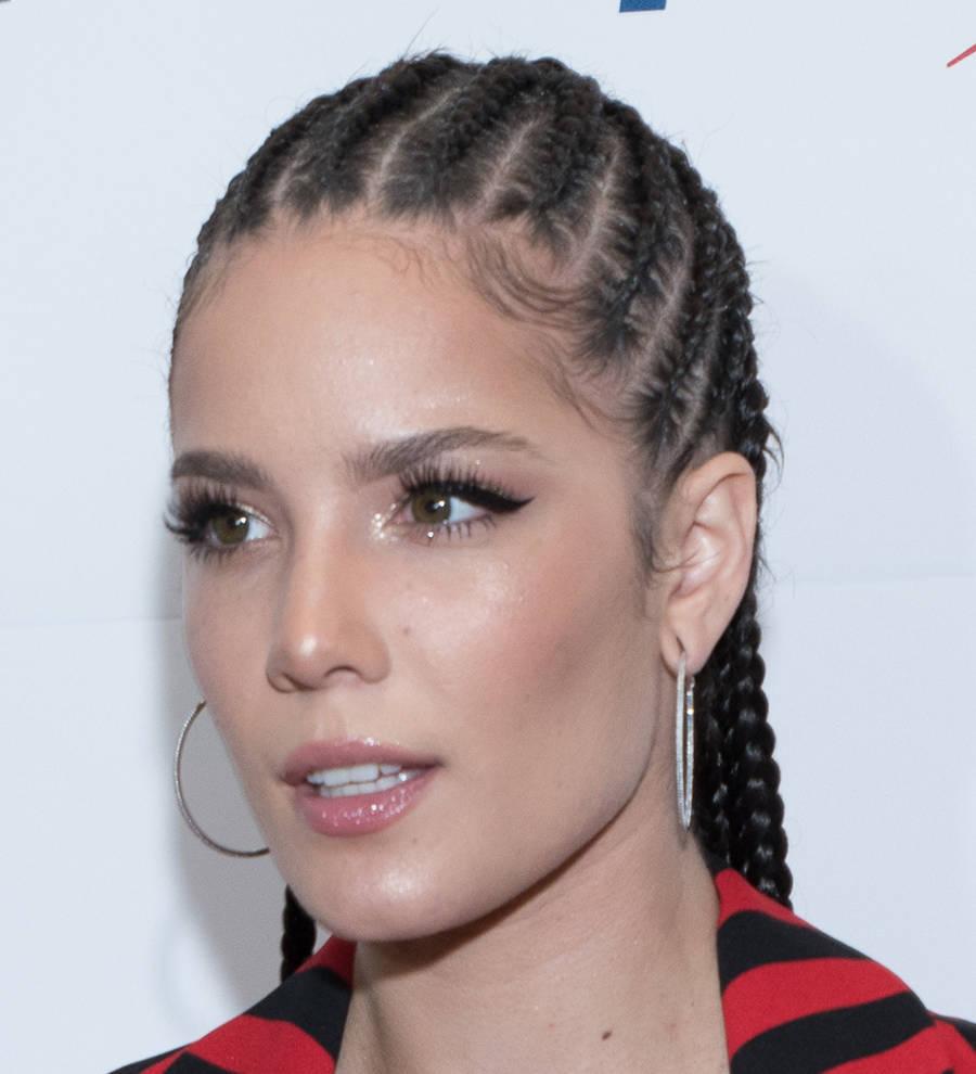 Halsey nursing broken foot for TV performance