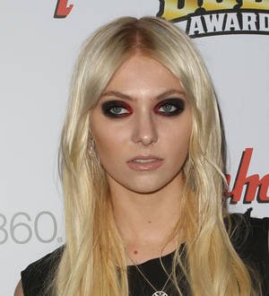 Taylor Momsen signs with top modelling agency