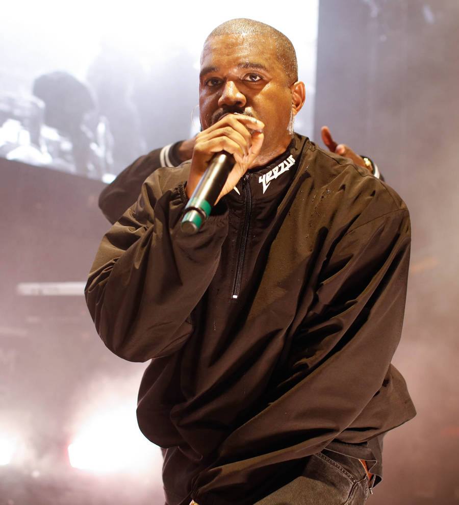Kanye West hands out free sneakers to paparazzi