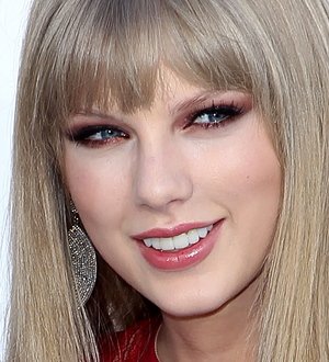 Taylor Swift performs with namesake James Taylor