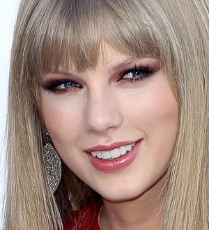 Taylor Swift performs with namesake James Taylor