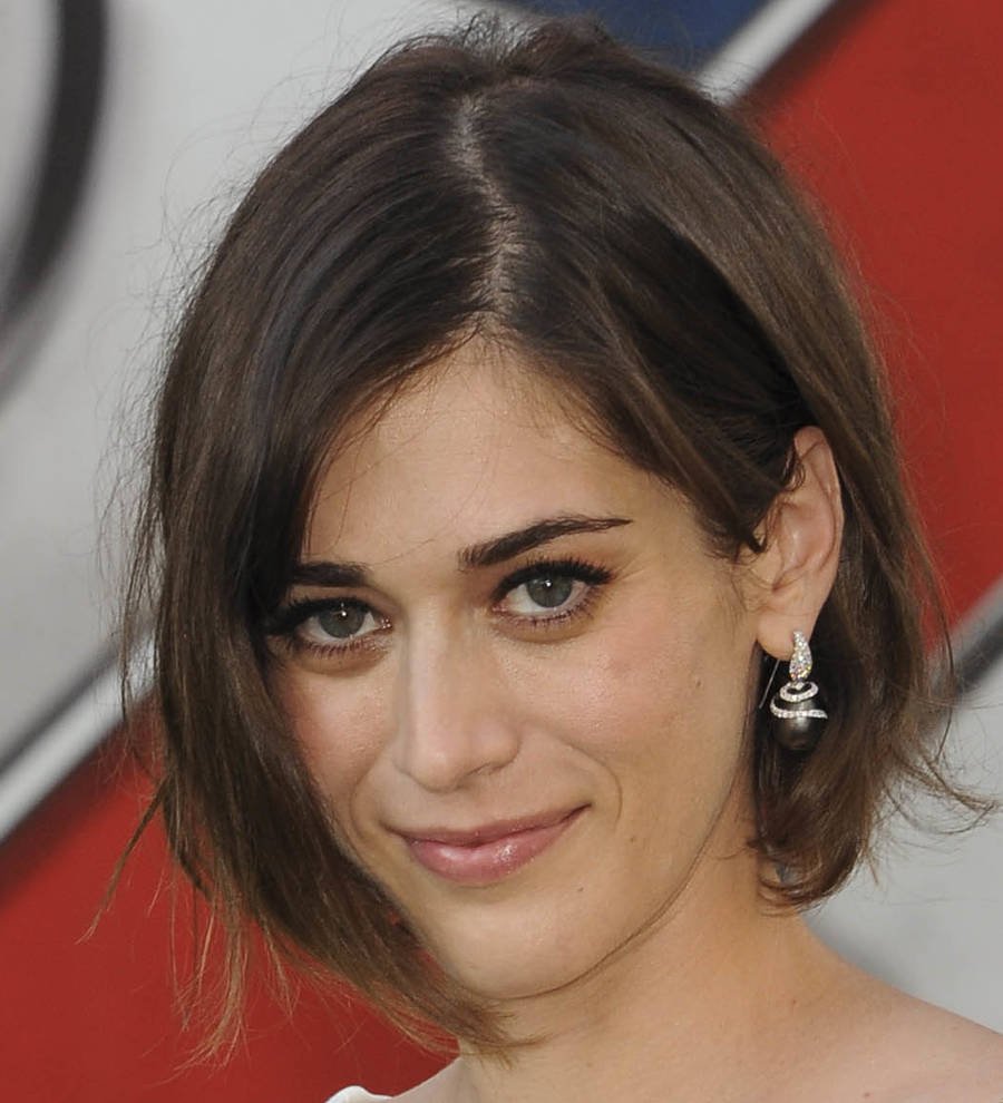 Lizzy Caplan engaged