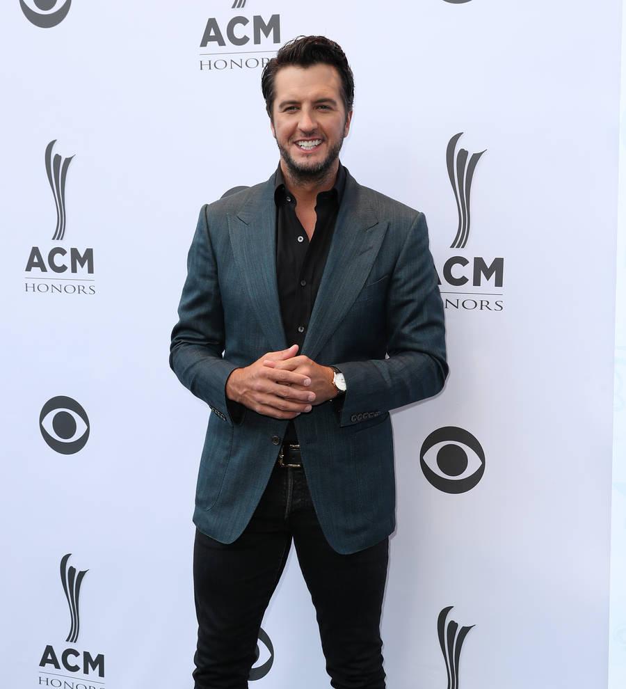 Luke Bryan slaps audience member during concert