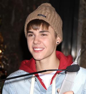 Justin Bieber sings with sister at homecoming show