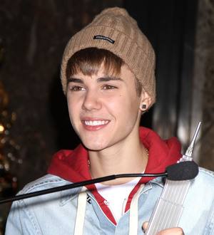 Justin Bieber sings with sister at homecoming show