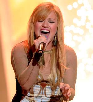 Kelly Clarkson wants bigger boobs