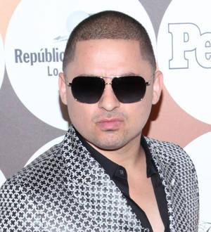 Singer Larry Hernandez denies secret marriage rumors