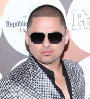 Singer Larry Hernandez denies secret marriage rumors