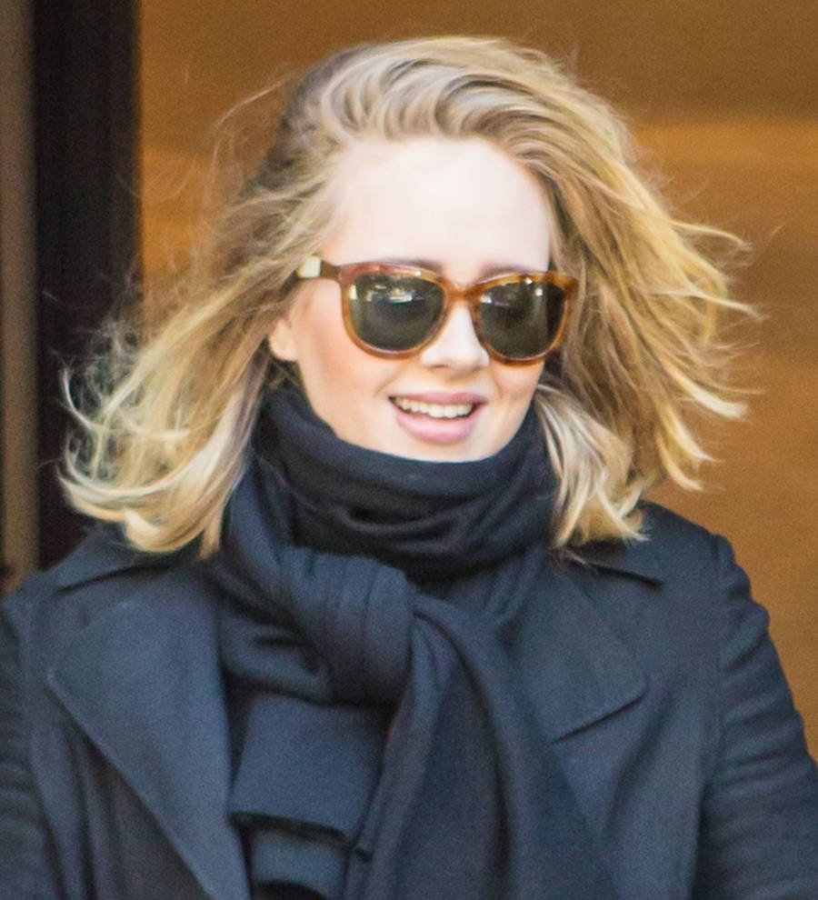 Adele's record-breaking week in U.K. complete as 25 debuts with 800,000 sales