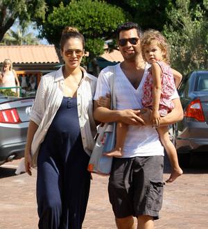 Jessica Alba gives birth