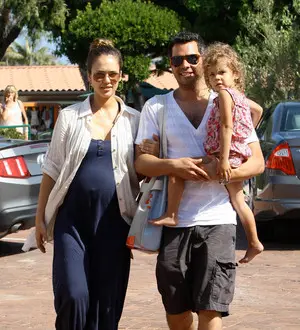 Jessica Alba gives birth