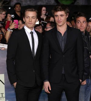 The Host co-stars sing for hospital patients