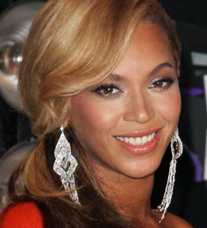 Pregnant Beyonce refusing to take maternity leave