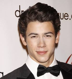 Nick Jonas plays gig for Broadway fans