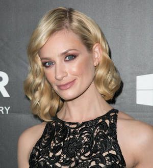 Beth Behrs nursing hand injury after avocado slicing mishap