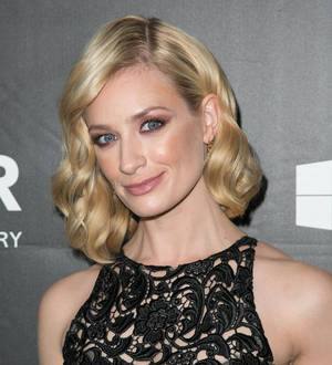 Beth Behrs nursing hand injury after avocado slicing mishap
