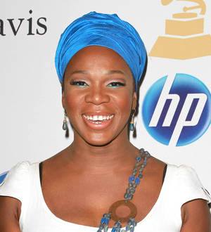 India.Arie blasts skin lightening rumors