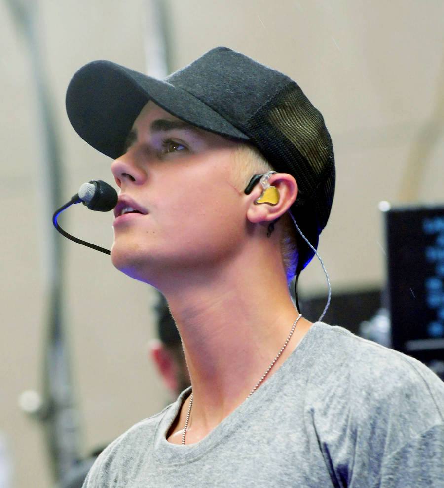 Justin Bieber's lawyers threaten to sue over nude holiday snaps