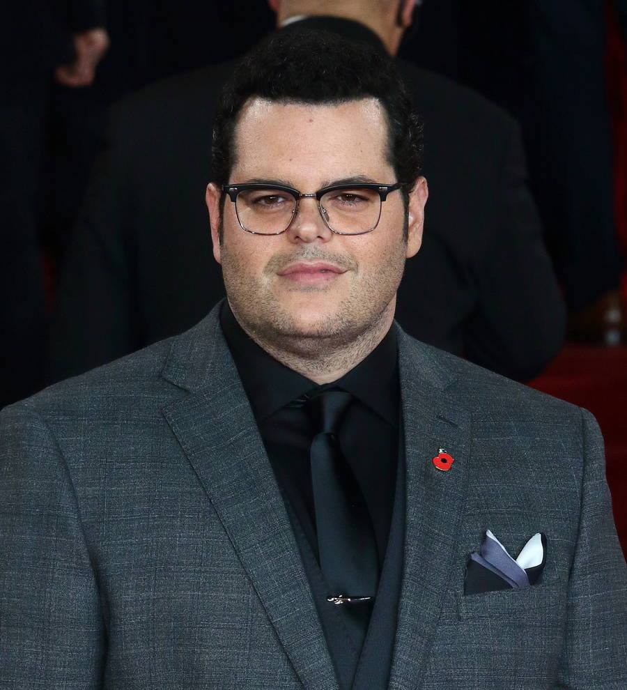 Josh Gad imitates Frozen's Olaf to please his kids