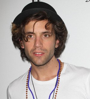 Mika offers concert prize for life-saving charity